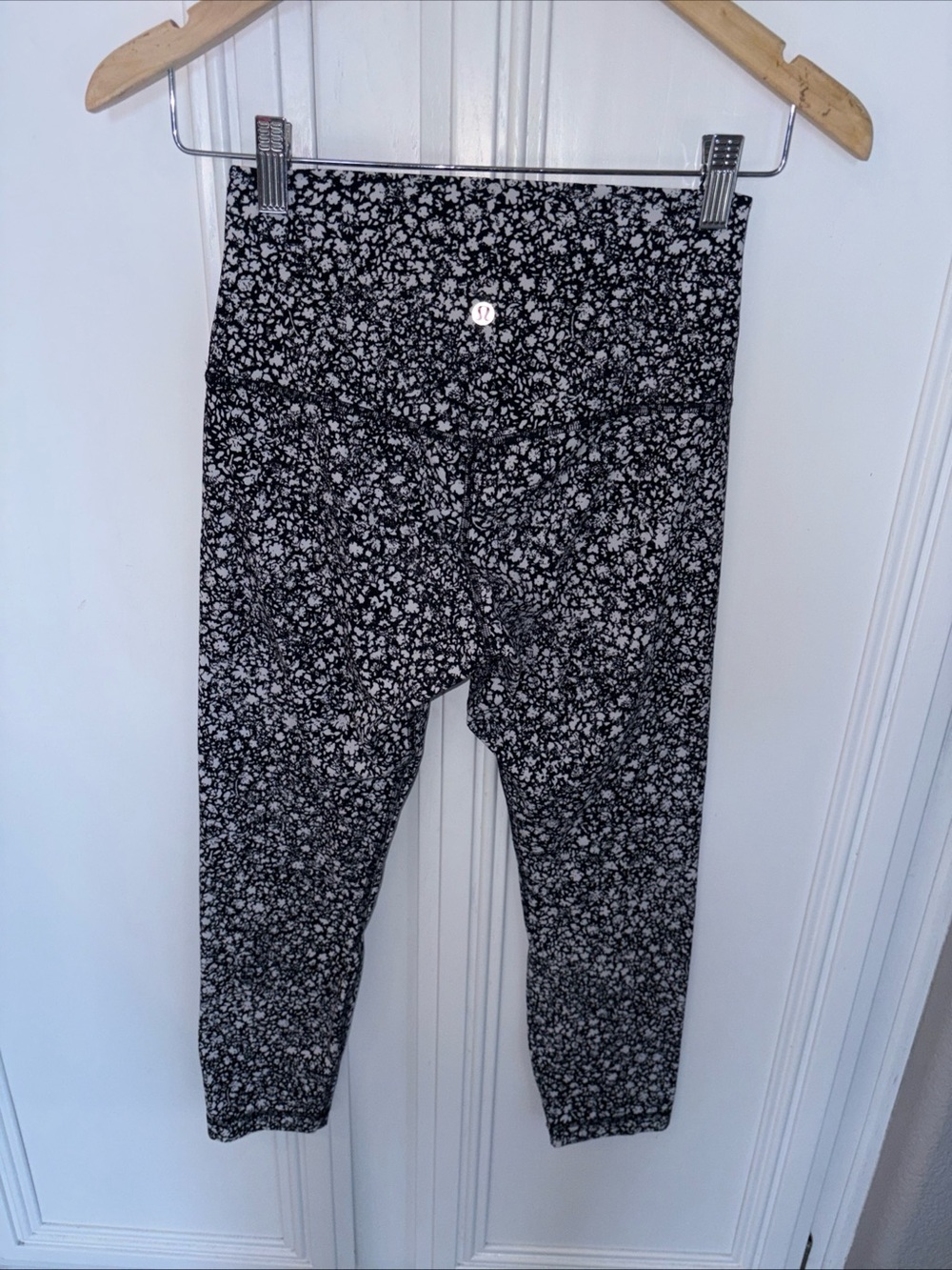 EUC  Lululemon Align HR Pant 23 “ Venture Floral Alpine White Black VFWB Size 6